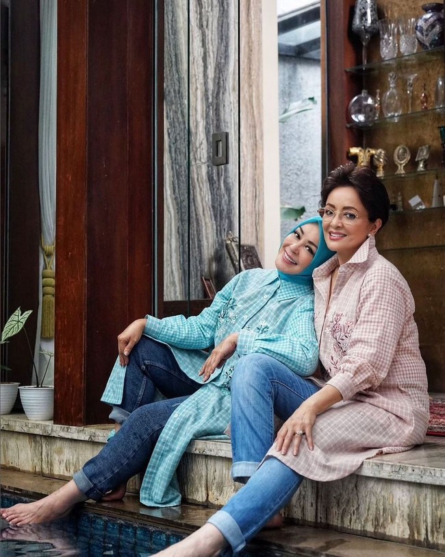 Adik dari artis Minati Atmanagara ini kerap tampil dengan busana hijab bergaya chic dan feminin. Gaun panjang dan gamis jadi pakaian andalannya. Foto: Instagram/@chintamiatmanagara