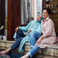 Adik dari artis Minati Atmanagara ini kerap tampil dengan busana hijab bergaya chic dan feminin. Gaun panjang dan gamis jadi pakaian andalannya. Foto: Instagram/@chintamiatmanagara