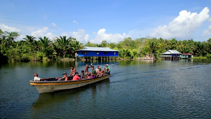 DAERAH PERCONTOHAN EKOWISATA PAPUA Seorang bocah membawa ikan hasil tangkapannya di Kampung Yokiwa, Distrik Sentani Timur, Kabupaten Jayapura, Papua. Rabu (15/6/2022). Pemerintah setempat berencana menjadikan kampung yang berada di tepi Danau Sentani tersebut sebagai daerah percontohan ekowisata di Papua. ANTARA FOTO/Gusti Tanati/app/rwa.