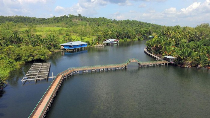 Seorang bocah membawa ikan hasil tangkapannya di Kampung Yokiwa, Distrik Sentani Timur, Kabupaten Jayapura, Papua. Rabu (15/6/2022). Pemerintah setempat berencana menjadikan kampung yang berada di tepi Danau Sentani tersebut sebagai daerah percontohan ekowisata di Papua. ANTARA FOTO/Gusti Tanati/app/rwa.