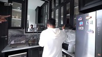 Uniknya, tepat di area kitchen setnya dipajang kaca besar. Penambahan kaca ini membuat dapurnya semakin terlihat mewah. Foto: YouTube Denny Cagur TV