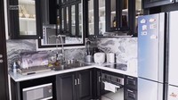 Semakin mewah karena dinding di bagian kitchen setnya dilapisi marmer dengan warna senada, yakni hitam dan putih. Foto: YouTube Denny Cagur TV