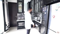 Potret dapur milik Nikita Mirzani pernah dibagikan melalui channel YouTube Denny Cagur. Dalam videonya, Nikita mengajak Denny melihat dapur dan isinya. Foto: YouTube Denny Cagur TV
