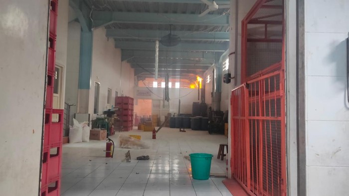 Dapur pabrik sirup di Surabaya terbakar