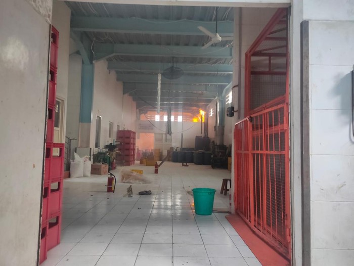 Dapur pabrik sirup di Surabaya terbakar