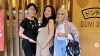Saat hamil besar, Dea Ananda masih sempatkan kulineran bareng sahabat. Seperti ketika ia menikmati makanan Jepang bersama Leony dan Enno Lerian.