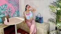 Wanita 36 tahun ini tak segan memamerkan perutnya saat sedang mampir ke kafe kekinian. Bikinnya penuh dengan MIRACLE soalnya, kata Dea Ananda.