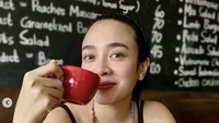 Hobi nongkrong di kafe, Dea Ananda memesan segelas jus hijau dan minuman hangat. Dalam keterangan fotonya ia mengatakan bangga dengan dirinya sendiri.