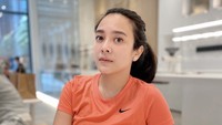 Dea Ananda terlihat bugar setelah olahraga. Pulangnya ia tak lupa mengasup energi dengan minuman cokelat. Slurpp!