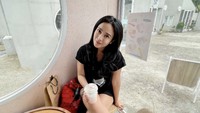 Mampir ke Kumulo Creative Compound di BSD, Dea Ananda terlihat menikmati segelas minuman dingin. Ada yang bisa menebak jenisnya?