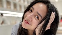 Lewat foto ini Dea Ananda mengaku suka kopi. Ia bahkan bisa langsung mencari tempat ngopi setelah bangun tidur.