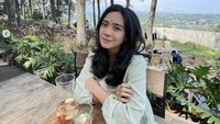 Menikmati pemandangan pegunungan makin lengkap ditemani minuman segar. Kali ini Dea Ananda memilih infused water dengan ragam buah.