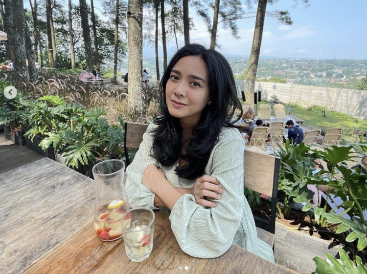 Dea Ananda Hobi Ngopi dan Hangout di Kafe, Ini Potretnya