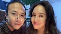 Mantan personel Trio Kwek Kwek ini mendapat kejutan manis dari sang suami di hari ulang tahun. Kue pink berbentuk hati jadi penyempurna.  