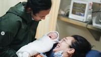 Dea Ananda tengah berbahagia atas kelahiran anak pertamanya. Mantan penyanyi cilik ini akhirnya dikaruniai buah hati setelah 12 tahun penantian.