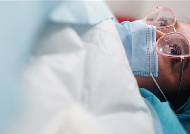 Ini tatapan mata haru Dea Ananda saat melahirkan buah hatinya. Foto: Instagram/@dea_ananda