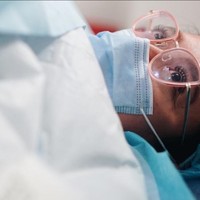 Ini tatapan mata haru Dea Ananda saat melahirkan buah hatinya. Foto: Instagram/@dea_ananda