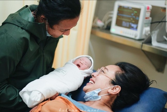 Momen ‘pertemuan’ Dea Ananda, Ariel dan Sanne yang telah lama dinanti.  Foto: Instagram/@dea_ananda