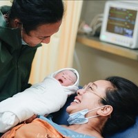 Momen ‘pertemuan’ Dea Ananda, Ariel dan Sanne yang telah lama dinanti.  Foto: Instagram/@dea_ananda