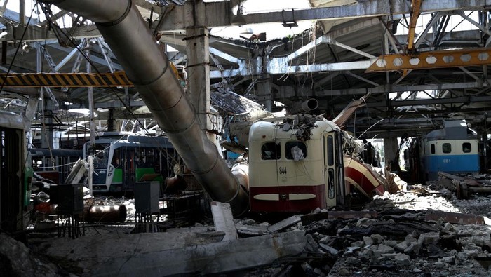Depot trem di kawasan Kharkiv porak poranda usai diledakkan di tengah perang antara Rusia dan Ukraina. Berikut penampakannya.