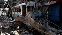 Perang yang telah berlangsung lebih dari 100 hari ini berdampak besar bagi kehidupan masyarakat di Ukraina. Presiden Ukraina Volodymyr Zelensky menyebut pasukannya mengalami kerugian menyakitkan dalam pertempuran melawan pasukan Rusia di kota Sievierodonetsk dan Kharkiv.