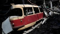 Ledakan membuat sejumlah trem mengalami kerusakan akibat tertimpa reruntuhan bangunan.
