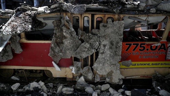 Depot trem di kawasan Kharkiv porak poranda usai diledakkan di tengah perang antara Rusia dan Ukraina. Berikut penampakannya.
