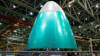 Para pekerja merakit pesawat Boeing 747 ketiga hingga terakhir di Fasilitas Produksi Everett. Tiga 747-8 terakhir adalah pesawat kargo yang dipesan oleh maskapai Atlas Air.
