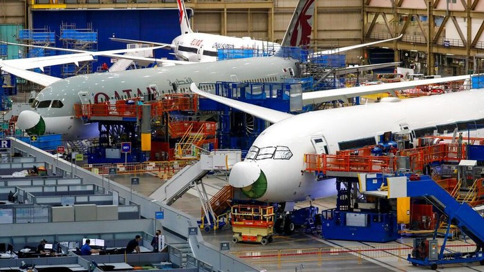 Di Sini, Deretan Pesawat Terbesar Boeing Dilahirkan, Lihat Foto-fotonya Boeing 787 aircrafts are seen at Boeing's Everett Production Facility as they undergo joint verification Wednesday, June 15, 2022, in Everett, Wash. (Jennifer Buchanan/The Seattle Times via AP, Pool)