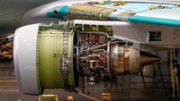 Sebuah mesin terbuka dari pesawat barang Boeing 777 terlihat di Fasilitas Produksi Everett Boeing. Untuk membangun berbagai armada pesawat itu membutuhkan banyak ruang. Bangunan utama Everett memiliki luas 39 hektar, lebih dari 30 kali alun-alun Trafalgar di London.