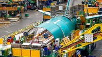 Bagian belakang badan pesawat dari pesawat barang 777 terlihat di Fasilitas Produksi Everett Boeing. Pabrik Everett terlihat raksasa dibandingkan dengan gedung-gedung lain jika diukur dari volumenya. Guinness Book of Records mencatat volumenya mencapai 13,3 juta meter kubik.