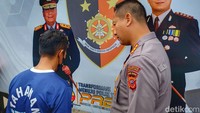 Atas perbuatannya, ES dijerat pasal 82 UU RI No 17 tahun 2016 tentang penetapan PERPPU UU RI No 1 tahun 2016 perubahan kedua atas UU RI no 23 tahun 2002 tentang perlindungan anak. Kusworo mengatakan pelaku terancam hukuman paling lama 15 tahun dan denda paling banyak Rp 5 Miliar.