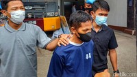 Polisi menangkap pria berinisial ES (27) karena melakukan pencabulan terhadap keponakannya. Kapolresta Bandung Kombes Kusworo Wibowo mengungkap kasus tersebut di Mapolresta Bandung, Jl Bhayangkara, Soreang, Bandung, Kamis (16/6/2022).