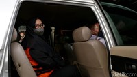 Bupati Bogor nonaktif Ade Yasin duduk di dalam mobil untuk bersiap meninggalkan gedung KPK usai menjalani pemeriksaan terkait kasus suap yang menjerat dirinya.