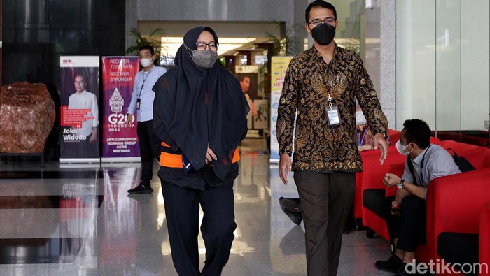 Diperiksa Soal Kasus Suap, Begini Penampilan Ade Yasin di KPK Bupati Bogor nonaktif Ade Yasin meninggalkan gedung KPK. Ia datang ke sana untuk menjalani pemeriksaan lanjutan terkait kasus suap yang menjeratnya.