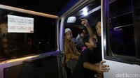 Sejumlah santri pesantren Khilafatul Muslimin menaiki kendaraan untuk pulang kedaerah asal di Pekayon, Bekasi, Jawa Barat, Kamis (16/6/2022)