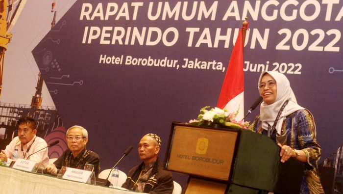 Ketua IPERINDO (Ikatan Perusahaan Industri Kapal Laut Lepas Seluruh Indonesia) periode 2022-2026 Anita Puji Utami (kanan) menerima bendera pataka dari Ketua IPERINDO periode 2018-2022 Eddy Kurniawan Logam saat serah terima jabatan dalam Rapat Umum Anggota IPERINDO tahun 2022 di Jakarta, Kamis (16/6). Terpilihnya kepengurusan IPERINDO yang baru diharapkan dapat meneruskan kepemimpinannya dalam mengembangkan industri perkapalan nasional yang berteknologi mutakhir yang mengedepankan kualitas untuk mendukung industri kemaritiman.