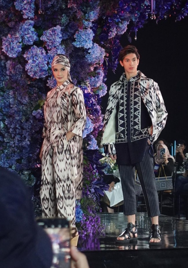 Dalam sebuah kesempatan, Eddy terlihat tampil sebagai model bersama sang bunda, Maudy Koesnaedi. Terlihat jika tinggi Eddy bahkan sudah melebihi Maudy. Foto: Instagram