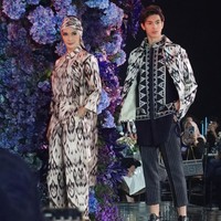 Dalam sebuah kesempatan, Eddy terlihat tampil sebagai model bersama sang bunda, Maudy Koesnaedi. Terlihat jika tinggi Eddy bahkan sudah melebihi Maudy. Foto: Instagram