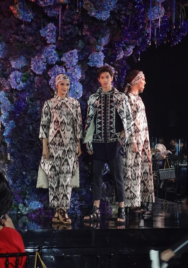 Walaupun masih berusia 15 tahun namun penampilan Eddy saat menjadi model memang sudah tidak diragukan lagi. Tak kalah dari model-model profesional, tinggi anak Maudy Koesnaedi itu bahkan sudah mencapai 185 cm. Foto: Instagram