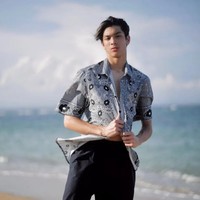 Sebagai model, Eddy Meijer sudah pernah membintangi video klip musik penyanyi muda, Shana Shannon yang berjudul Terlalu Sayang. Tak hanya itu saja, Eddy juga sempat tampil menjadi salah saaatu model di Indonesia Fashion Week 2022. Foto: Instagram