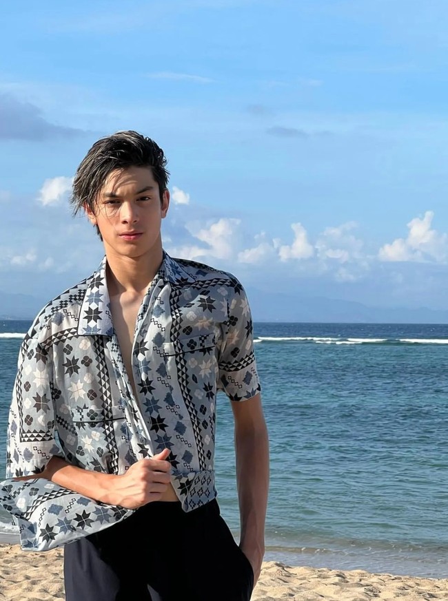 Memiliki darah keturunan Indonesia dan Belanda dari orangtuanya, tak heran jika Eddy punya paras blasteran yang tampan. Ditambah lagi bentuk tubuhnya yang ideal yang semakin menunjang penampilan Eddy. Foto: Instagram