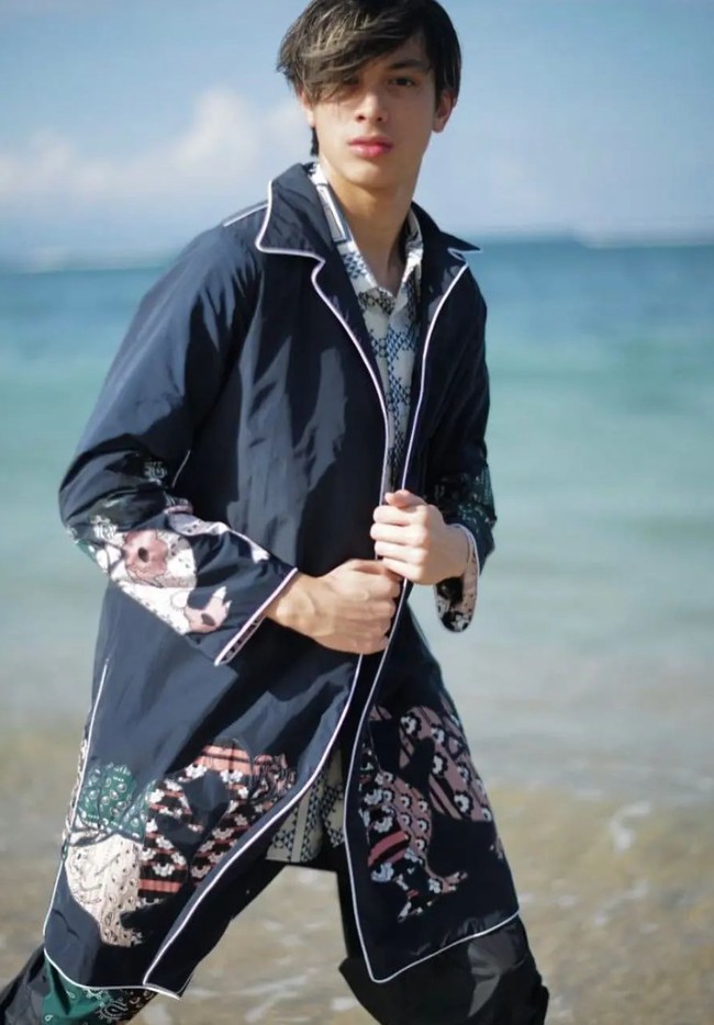 Beberapa waktu lalu Eddy sempat terlihat melakukaan pemotretan di tepi pantai. Seperti biasanya, penampilan Eddy pun selalu mencuri atensi dan berhasil bikin terpana. Foto: Instagram