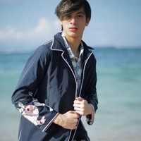 Beberapa waktu lalu Eddy sempat terlihat melakukaan pemotretan di tepi pantai. Seperti biasanya, penampilan Eddy pun selalu mencuri atensi dan berhasil bikin terpana. Foto: Instagram