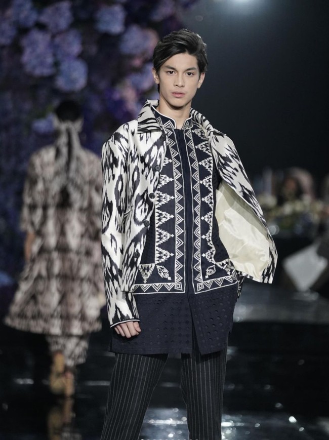 Mengikuti jejak sang bunda, kini Eddy pun terjun ke dunia hiburan tanah air dengan menjadi seorang model. Dengan paras blasteran yang tampan, Eddy mampu membuat banyak wanita terpesona dengannya. Foto: Instagram