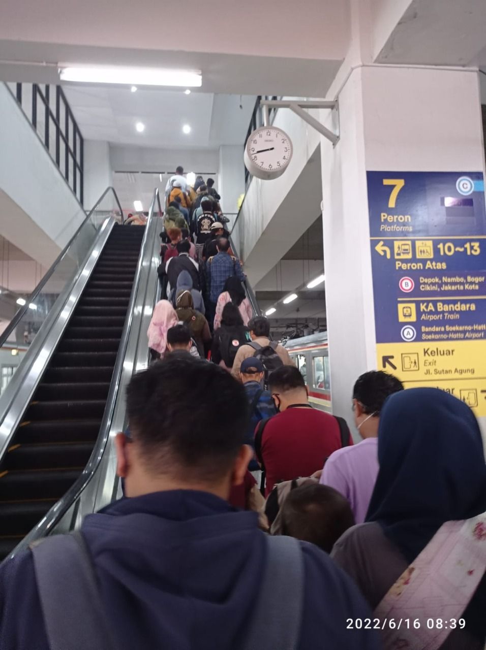 Eskalator kembali mati di Stasiun Manggarai, Jakarta, Kamis (16/6/2022).