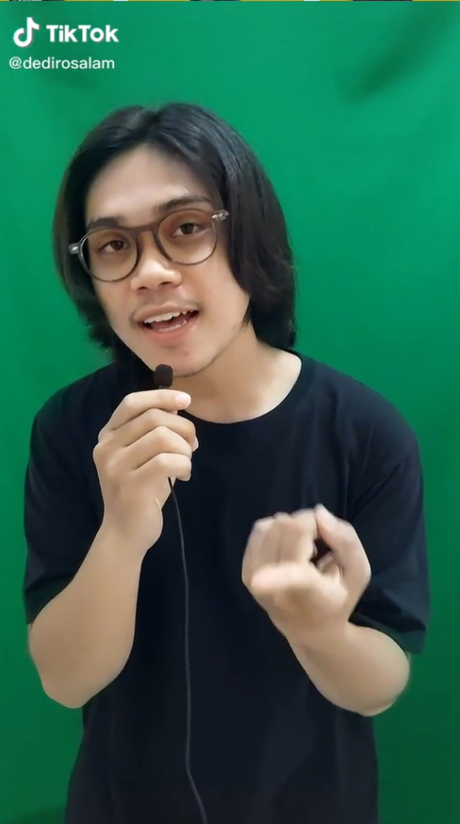 Dedi memilih tidak bekerja kantoran karena ingin menjaga anak tanpa pengasuh. Tidak ada yang jaga anak, jadi saya tidak kerja kantoran. Tidak ada pengasuh, saya tidak mau anak saya diasuh orang lain, tegasnya.  Foto: Dok. TikTok @dedirosalam.