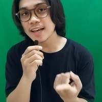 Dedi memilih tidak bekerja kantoran karena ingin menjaga anak tanpa pengasuh. Tidak ada yang jaga anak, jadi saya tidak kerja kantoran. Tidak ada pengasuh, saya tidak mau anak saya diasuh orang lain, tegasnya.  Foto: Dok. TikTok @dedirosalam.