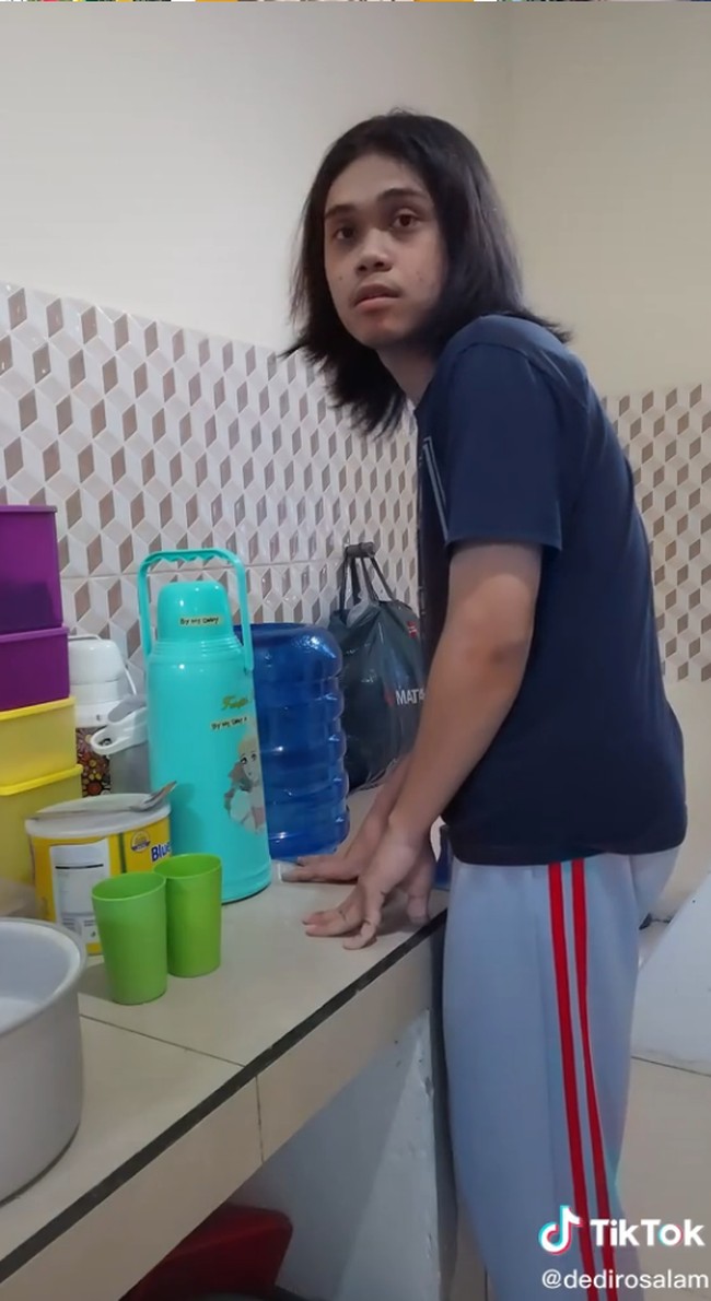 Pria yang tinggal di Sulawesi Tengah itu mengungkapkan peran sebagai istri atau ibu rumah tangga itu berat walaupun hanya di rumah saja. Banyak pekerjaan rumah yang harus diselesaikan seperti memasak, cuci baju, jaga anak, dan lain-lain. Foto: Dok. TikTok @dedirosalam.