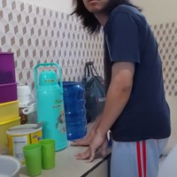 Pria yang tinggal di Sulawesi Tengah itu mengungkapkan peran sebagai istri atau ibu rumah tangga itu berat walaupun hanya di rumah saja. Banyak pekerjaan rumah yang harus diselesaikan seperti memasak, cuci baju, jaga anak, dan lain-lain. Foto: Dok. TikTok @dedirosalam.